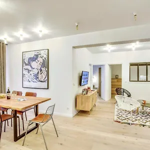 https://central-stylish-renovated-ian-apt-6-8-guests.fr-paris.fr